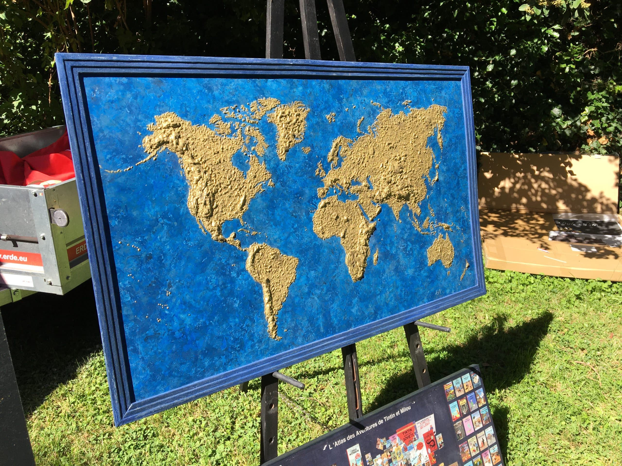 tableau d'une carte d'une monde bleu et jaune