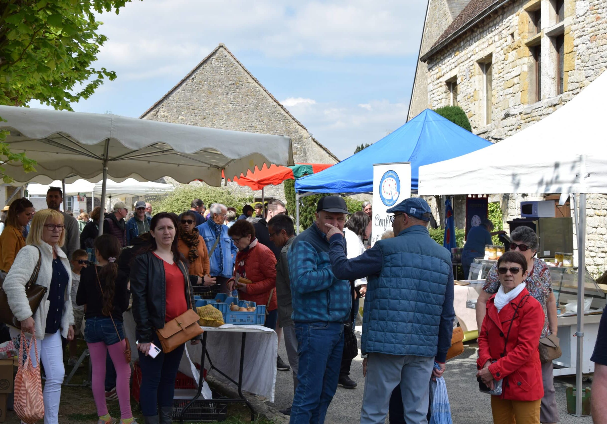 Marché Yèvre 1er mai 22 (85)