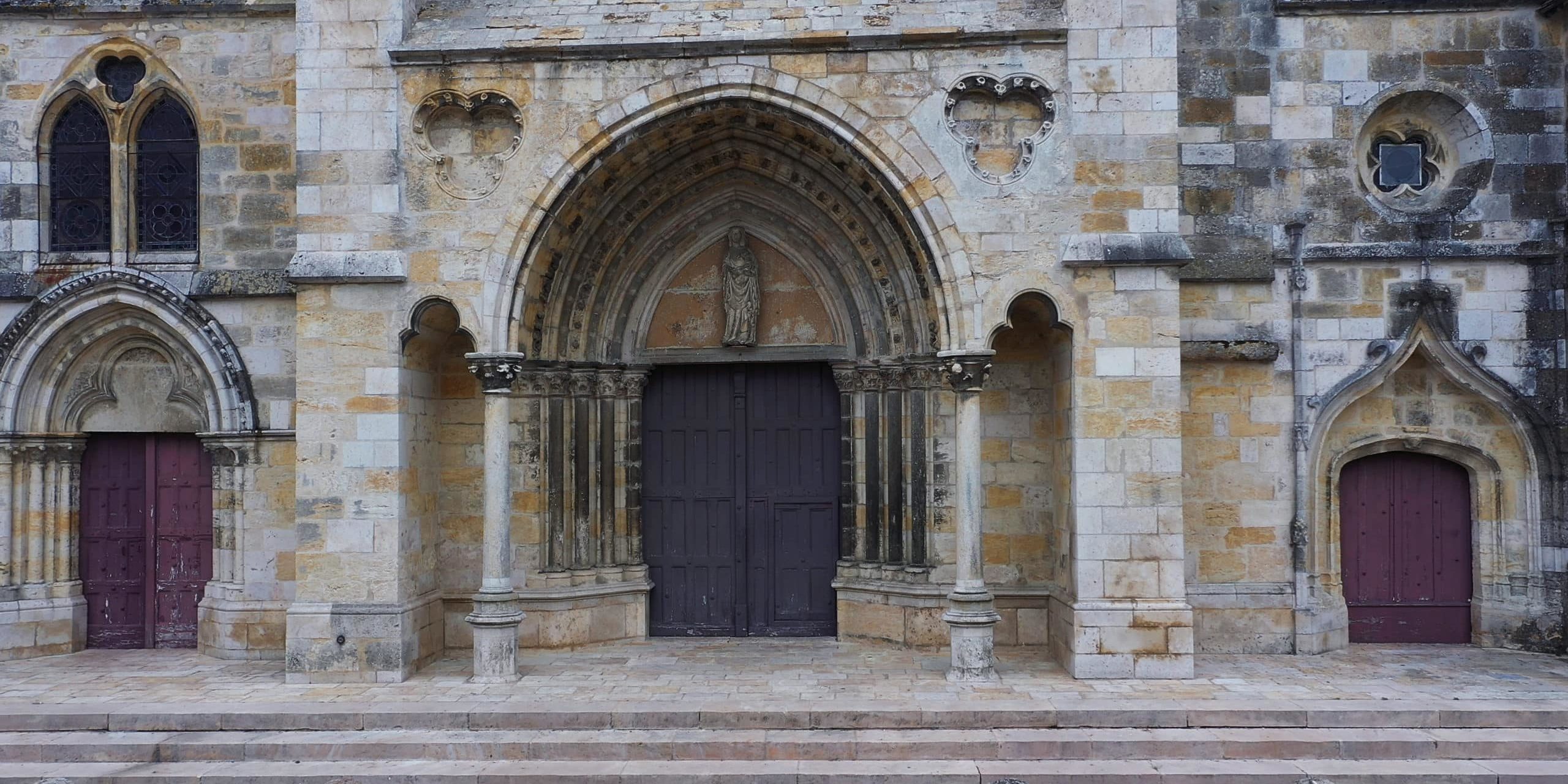 Puiseaux (1) portail de l'église de puiseaux