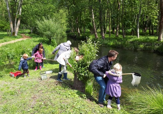 animation au bord de la rivière